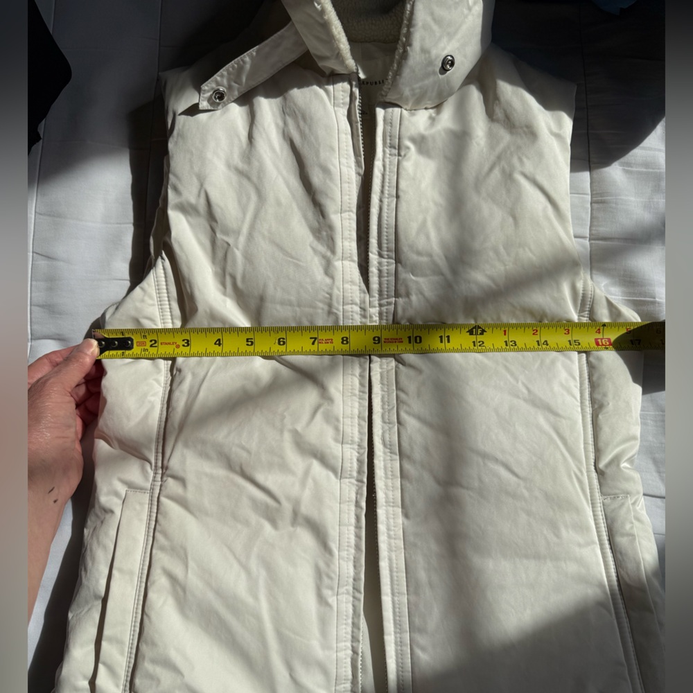 Banana Republic Women's Ivory Puffer Vest - Picture 5 of 7